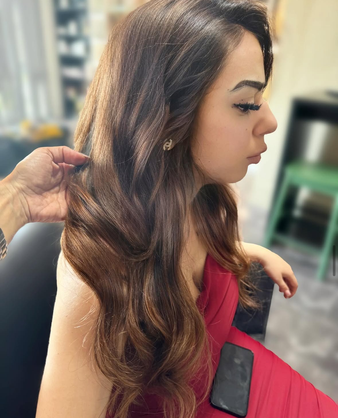 Vrouw met lange, glanzende haarextensions die een trendy kapsel laat zien, perfect voor het creëren van volume en lengte. Deze haarextensions zijn van hoge kwaliteit en gemakkelijk te bevestigen, ideaal voor elke gelegenheid.