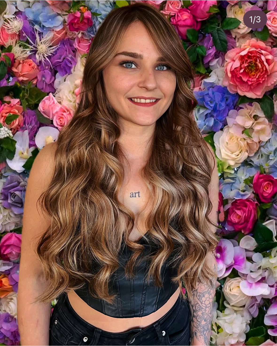Een tevreden klant krijgt extensions van echt haar ingezet bij Annas Hair. De stylist werkt zorgvuldig aan het haar, waarbij de natuurlijke uitstraling en de kwaliteit van de extensions duidelijk zichtbaar zijn. De salon heeft een moderne en uitnodigende sfeer, perfect voor een luxe haarervaring.