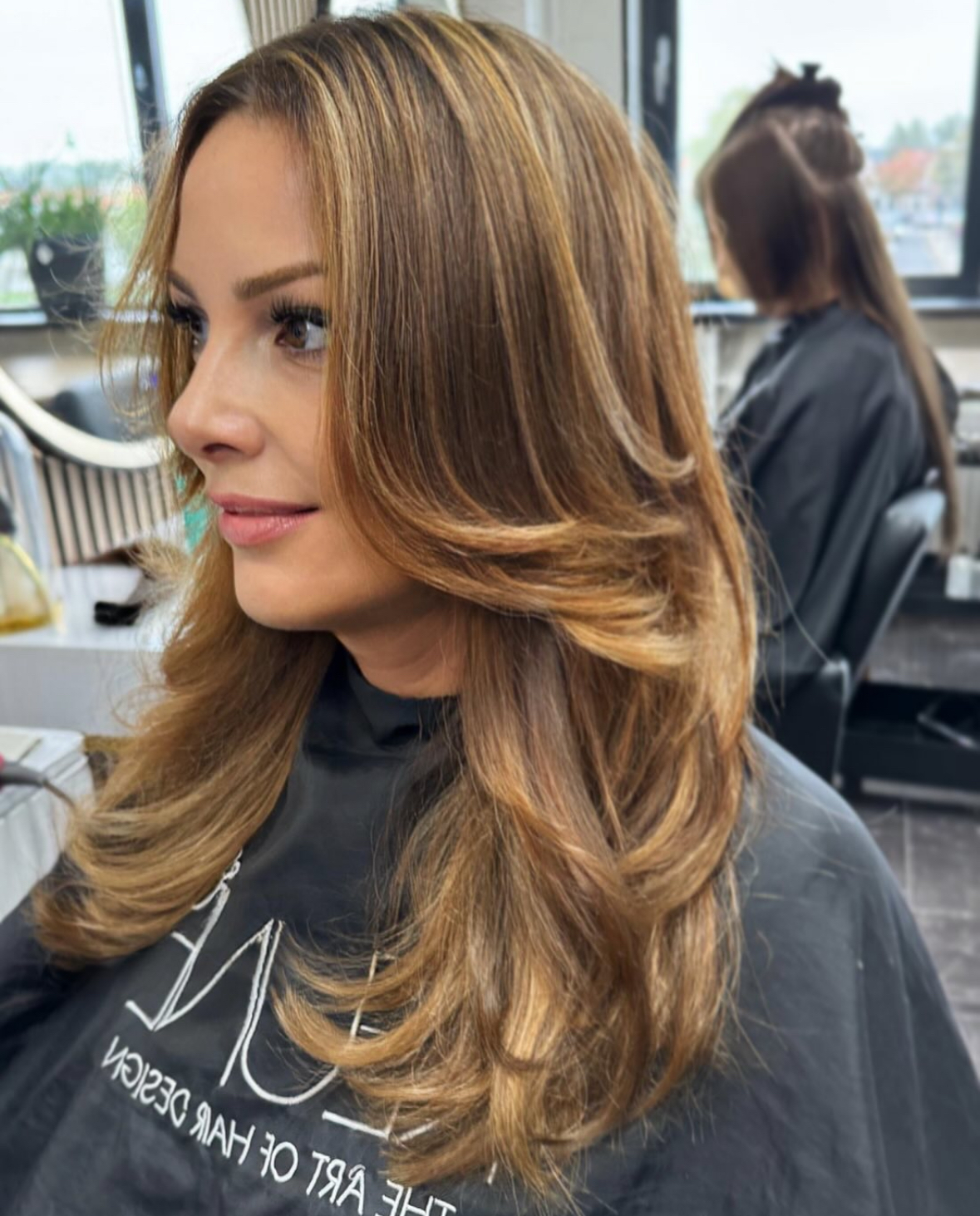 Hairextensions Amersfoort - Topkwaliteit haarverlenging met 100% echt haar, professionele wax, microring en tape extensions voor een volle, lange en natuurlijke haarstijl in Amersfoort.