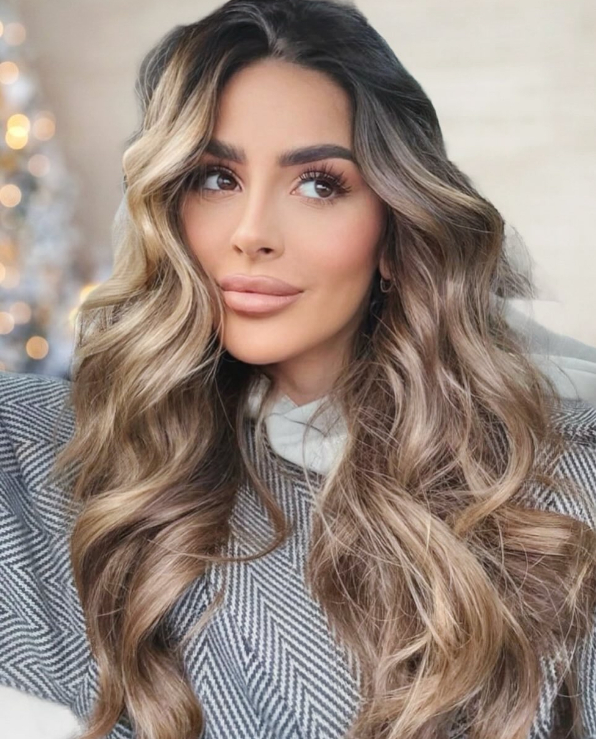 Hairextensions Almere - Professionele haarverlenging met 100% echt haar, inclusief wax, microring en tape extensions voor een vollere, langere en natuurlijke haarstijl.