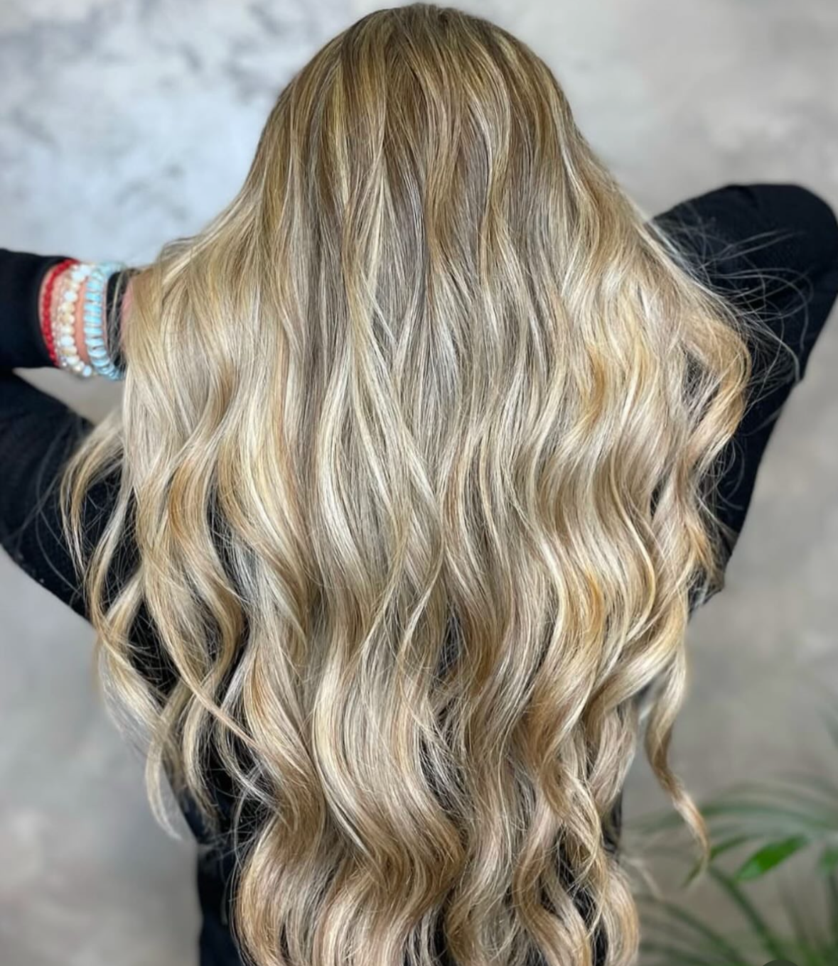 Hairextensions van topkwaliteit, professioneel geplaatst voor een natuurlijk, vol en lang resultaat in Amsterdam.