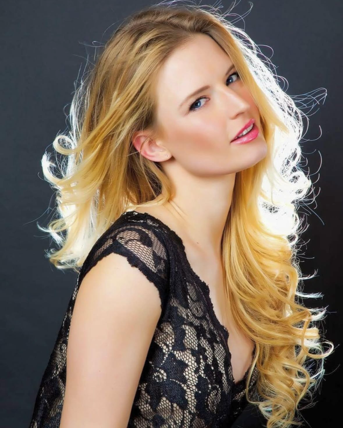 Hairextensions Almere van topkwaliteit, professioneel geplaatst voor een natuurlijk, vol en lang resultaat