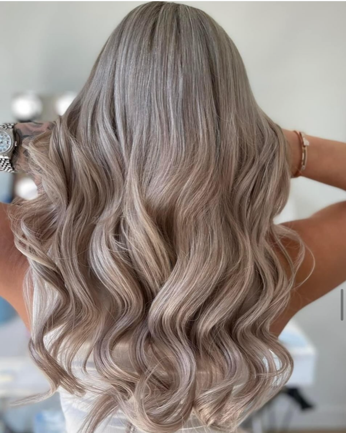 Hairextensions van topkwaliteit, gemaakt van echt menselijk haar, vakkundig geplaatst voor een natuurlijk, vol en langdurig resultaat dat je zelfverzekerd maakt.