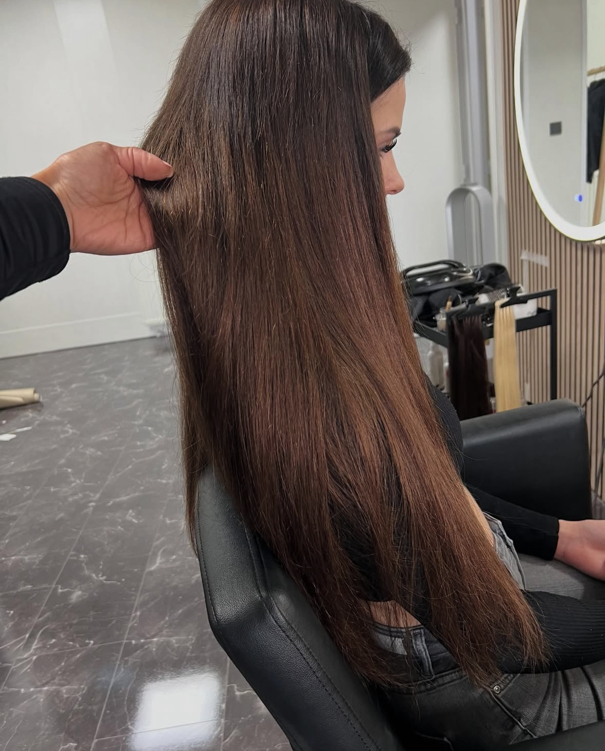 Haarverlenging van topkwaliteit met echt menselijk haar, professioneel geplaatst voor een natuurlijk, vol en langdurig resultaat dat je zelfverzekerd maakt.