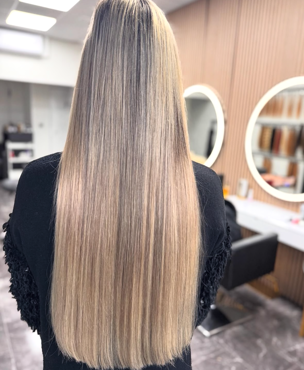 Professionele haarverlenging met echt menselijk haar voor een natuurlijk, vol en lang resultaat, vakkundig geplaatst door ervaren specialisten.